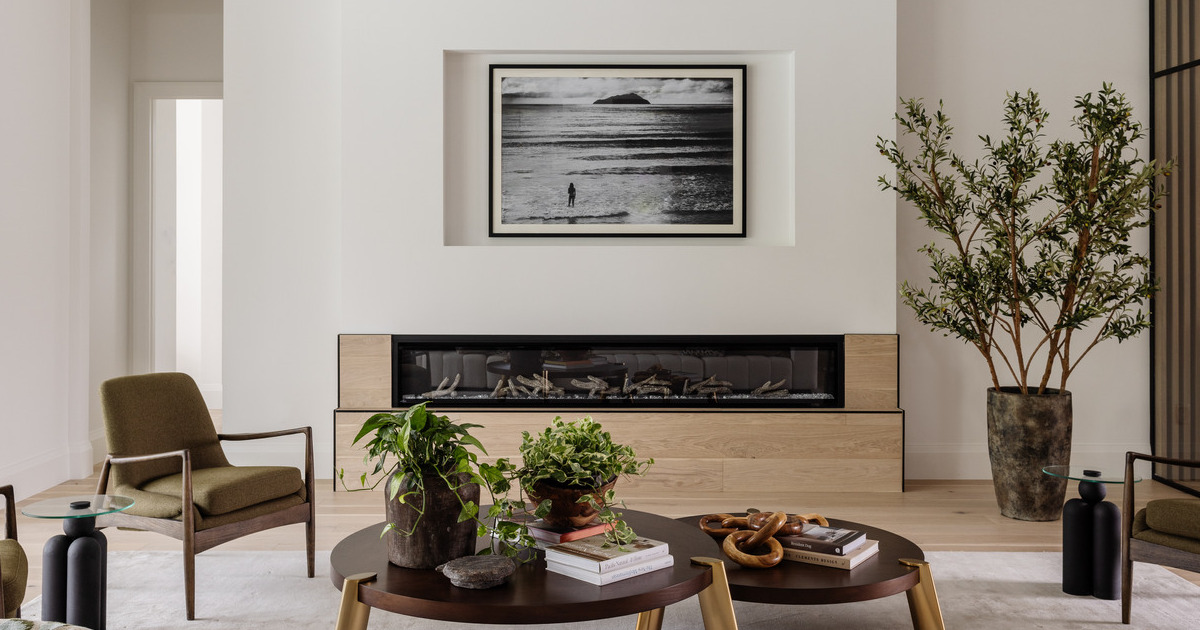 Silvian - Taivas-Sky Living room with European white oak flooring in Naples FL Park Shore home